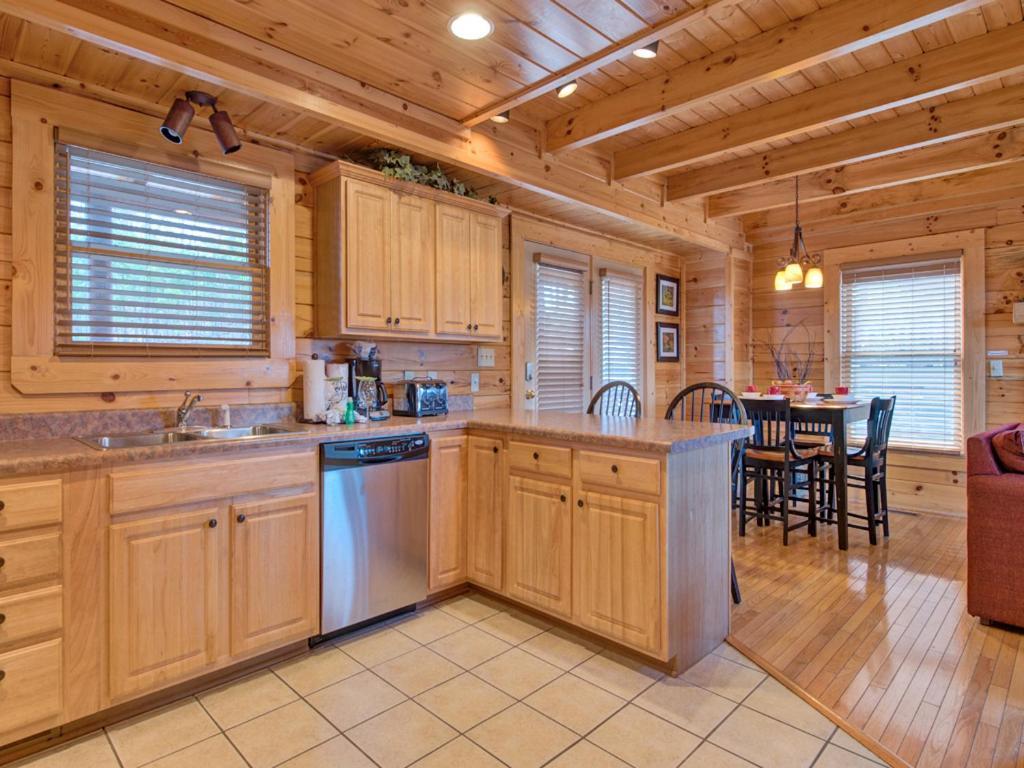 Misty Mountain Hideaway, 3 Bedrooms, Sleeps 10, Pool Access, Wifi Pigeon Forge Luaran gambar